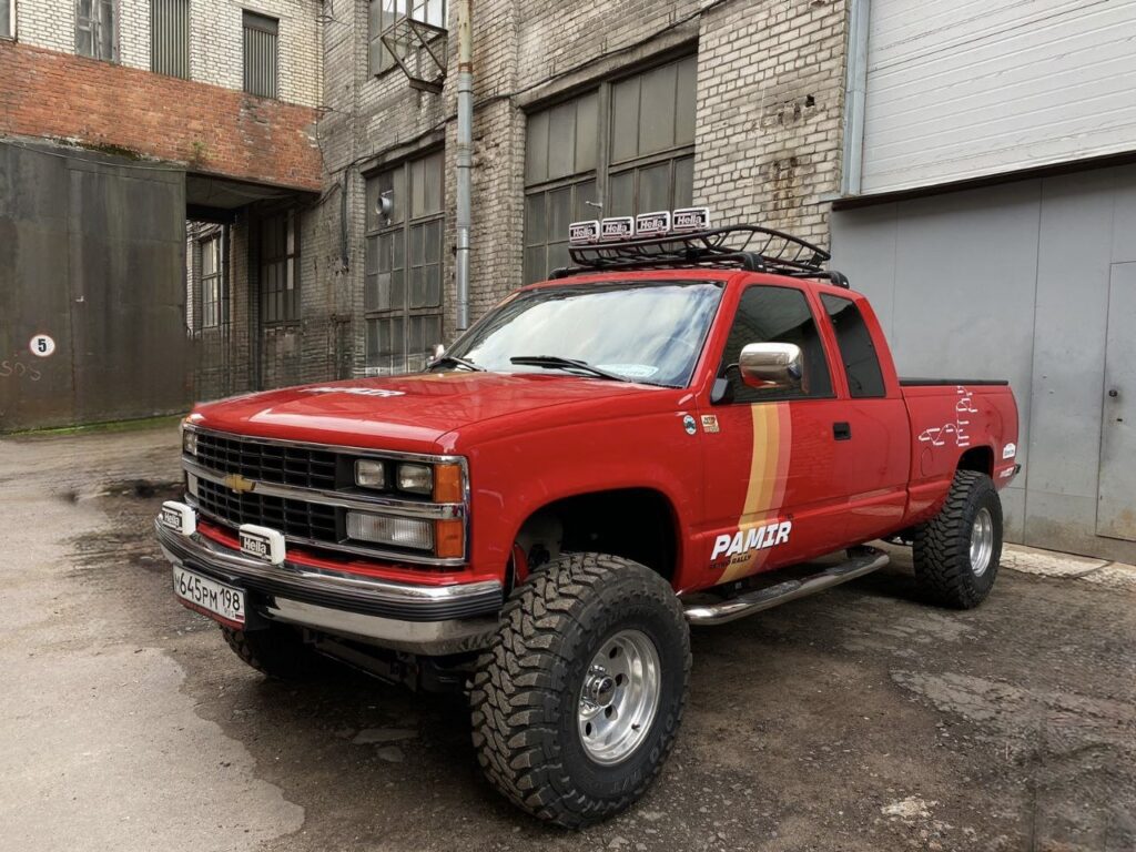 Красный барон: как Chevrolet Silverado GMT400 пережил реинкарнацию уровня Frame-off