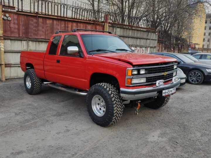 Красный барон: как Chevrolet Silverado GMT400 пережил реинкарнацию уровня Frame-off
