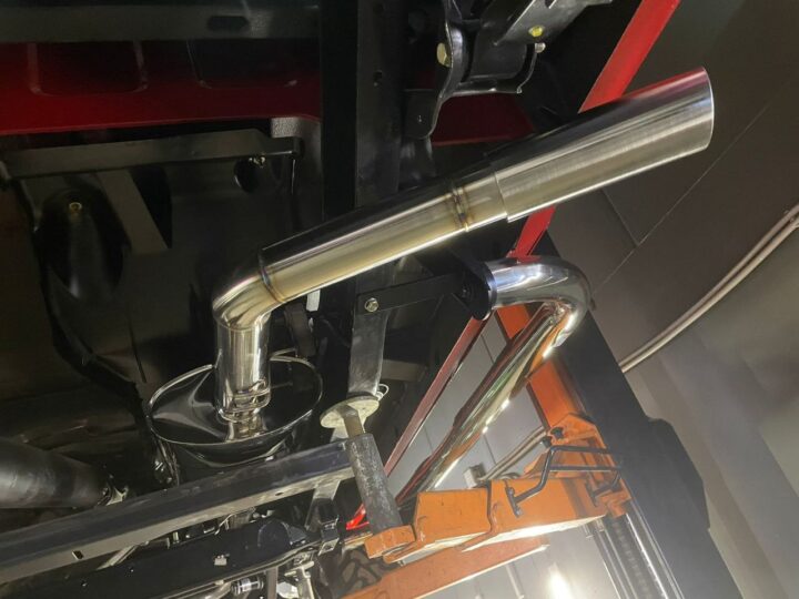 Красный барон: как Chevrolet Silverado GMT400 пережил реинкарнацию уровня Frame-off