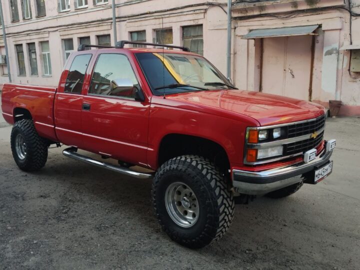 Красный барон: как Chevrolet Silverado GMT400 пережил реинкарнацию уровня Frame-off