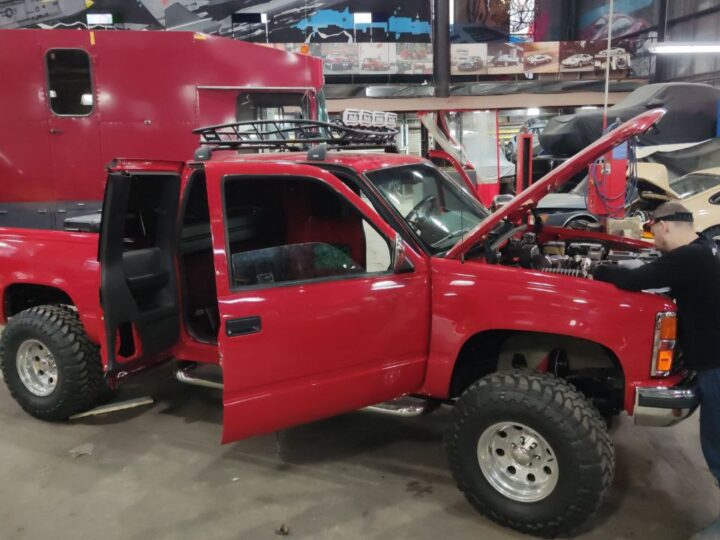 Красный барон: как Chevrolet Silverado GMT400 пережил реинкарнацию уровня Frame-off