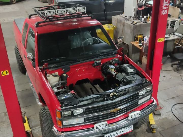 Красный барон: как Chevrolet Silverado GMT400 пережил реинкарнацию уровня Frame-off