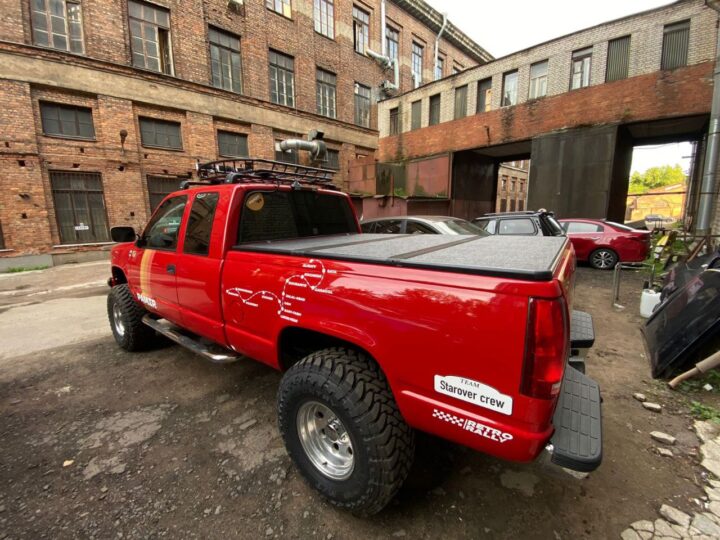 Красный барон: как Chevrolet Silverado GMT400 пережил реинкарнацию уровня Frame-off