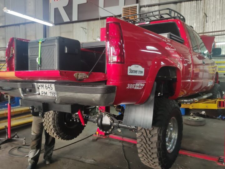 Красный барон: как Chevrolet Silverado GMT400 пережил реинкарнацию уровня Frame-off