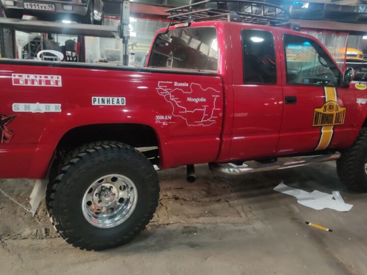 Красный барон: как Chevrolet Silverado GMT400 пережил реинкарнацию уровня Frame-off