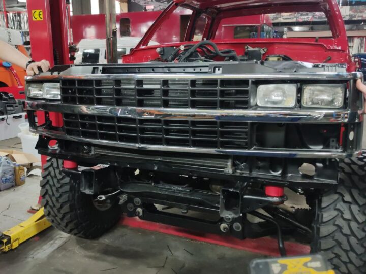 Красный барон: как Chevrolet Silverado GMT400 пережил реинкарнацию уровня Frame-off