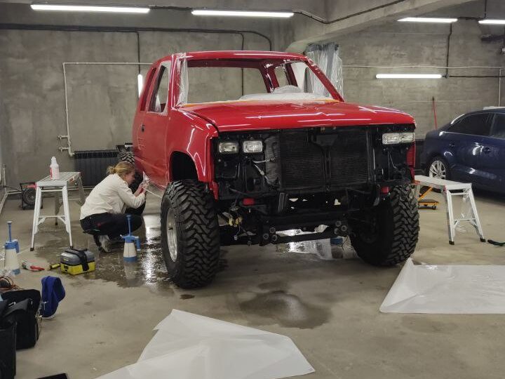 Красный барон: как Chevrolet Silverado GMT400 пережил реинкарнацию уровня Frame-off