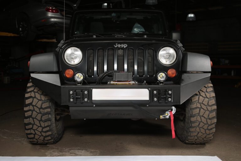 Стальной аргумент: как Черный Jeep Wrangler JK обзавелся питерской броней