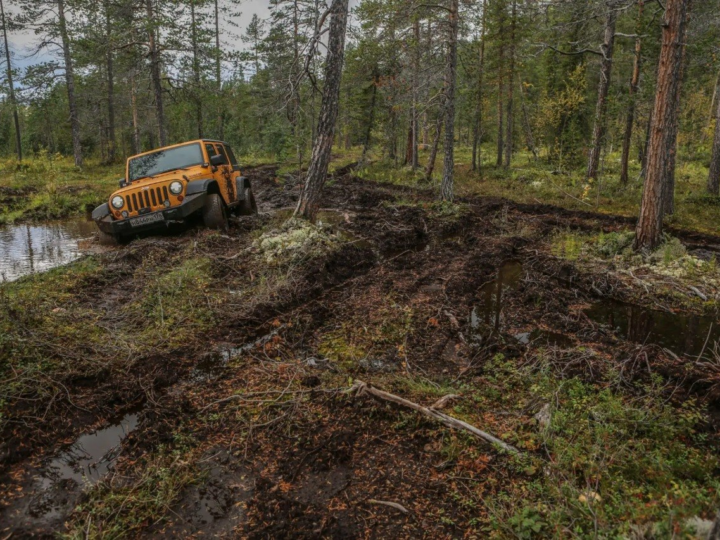 Проверено временем: как оранжевый Jeep Wrangler Rubicon JK Unlimited держит марку Wrangler Service